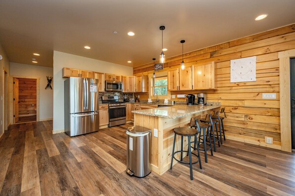 Køleskab, mikrobølgeovn, ovn, kogeplade