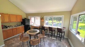 Dining - ~Epic Pond View - Hike, Cross County Ski, Explore!

 (Oakland)