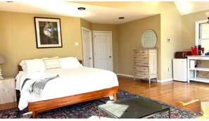 3 bedrooms - ~Epic Pond View - Hike, Cross County Ski, Explore!

 (Oakland)