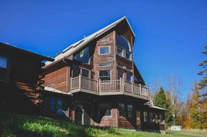 Exterior - ~Epic Pond View - Hike, Cross County Ski, Explore!

 (Oakland)