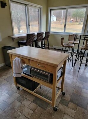 Interior - ~Epic Pond View - Hike, Cross County Ski, Explore!

 (Oakland)