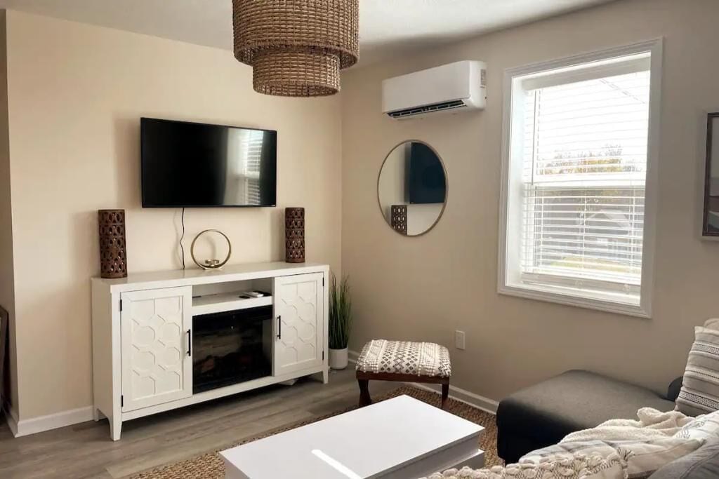 Cozy Boho Apartment. Less than a mile from WV Tech
