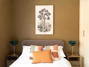 3 bedrooms, iron/ironing board, free WiFi, bed sheets - Welcoming terrace with free street parking - Pass the Keys (Bath)