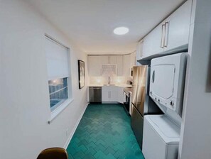 Fridge, microwave, oven, stovetop - East Nashville Oasis + Mini Golf Patio — DREAMI STAYS (Nashville)