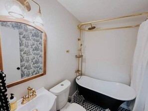 Haartrockner, Handtücher, Seife, Shampoo