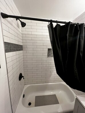 Dusche, Handtücher, Seife, Shampoo