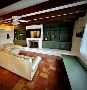 Smart TV, fireplace, table football - Refined Home w/Game Room & Large Lounge (Westworth Village)
