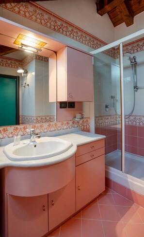 Dusche, Haartrockner, Bidet, Handtücher