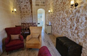 Flat-screen TV, heated floors, computer monitors, printers - The old Mill (Xaghra)