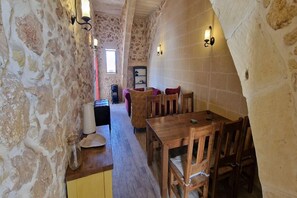 Flat-screen TV, heated floors, computer monitors, printers - The old Mill (Xaghra)