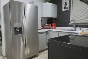 Réfrigérateur, micro-ondes, plaque de cuisson, cafetière/bouilloire