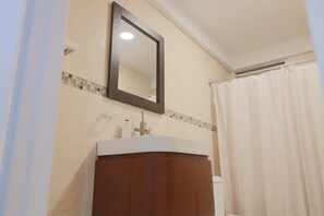 Douche, sèche-cheveux, serviettes fournies, savon