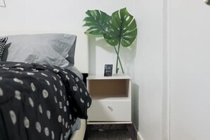 3 slaapkamers, een bureau, een strijkplank/strijkijzer, reisbedje