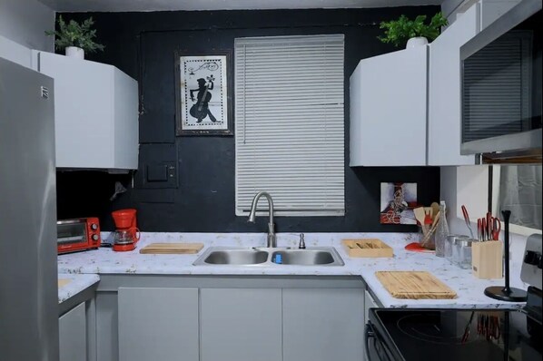 Refrigerador, microondas, placa de cocina, cafetera/tetera
