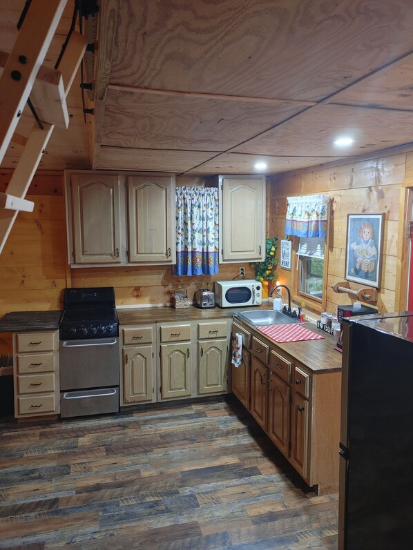 Unclassified image, 1 of 32, button - CRISTY'S CABIN - cozy and quaint - where the deer and the ants play! (Burnside)