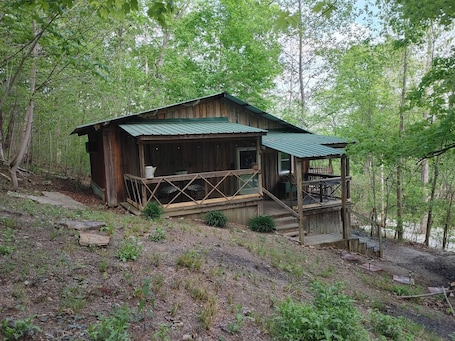 外観. CRISTY'S CABIN - cozy and quaint - where the deer and the ants play!