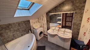 Chuveiro, secador de cabelo, sabonete, shampoo