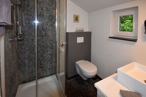 Een douche, handdoeken