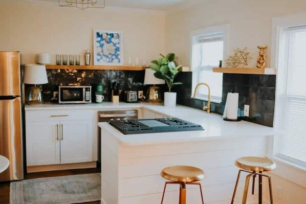 Réfrigérateur, micro-ondes, four, plaque de cuisson