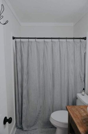 Asciugacapelli, asciugamani, sapone, shampoo