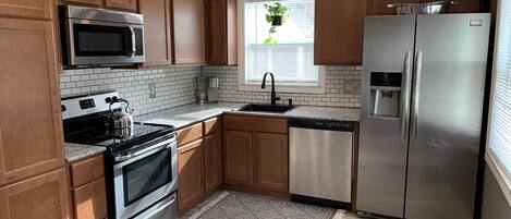 Refrigerador, microondas, horno y parrilla de estufa