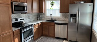 Super Comfy Bungalow - Central Locale - Pet Friendly
