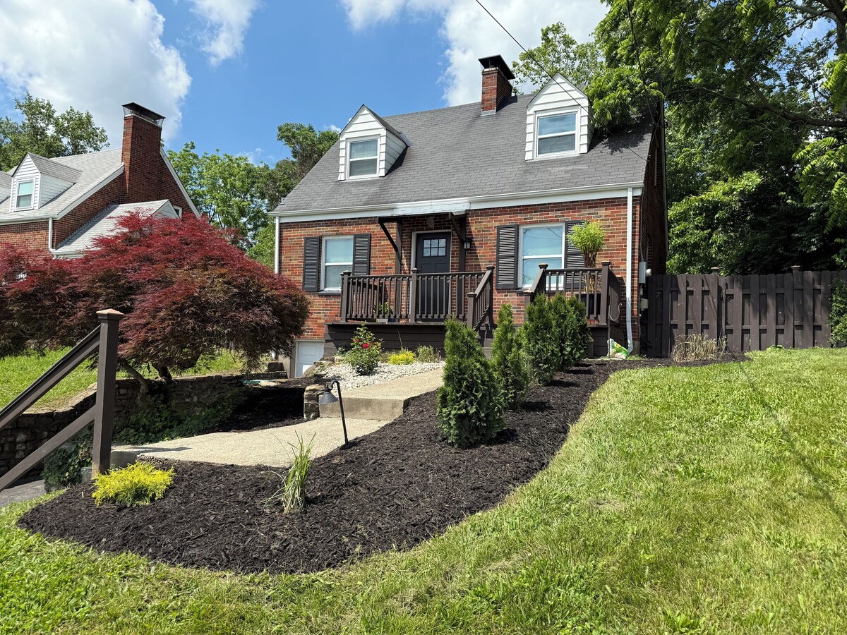 Super Comfy Bungalow - Central Locale - Pet Friendly