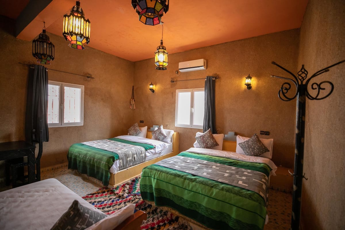 Quadrupla Luxury | Con stile personalizzato, con arredamento individuale, una scrivania