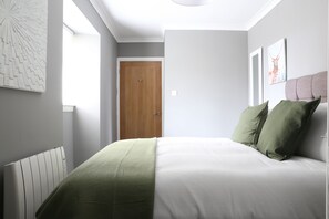 1 bedroom, WiFi, bed sheets - Bank Place -  an apartment that sleeps 2 guests  in 1 bedroom (Crieff)