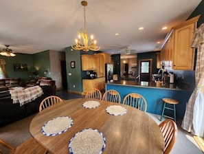 Interior - Lake George 6 Bedroom Home lake access (Lake George)