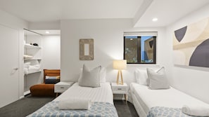 2 bedrooms, iron/ironing board, WiFi, bed sheets - Serenity on the Esplanade - walk to town (Queenstown)