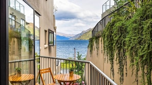 Property grounds - Serenity on the Esplanade - walk to town (Queenstown)
