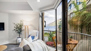 Smart TV, fireplace - Serenity on the Esplanade - walk to town (Queenstown)