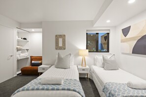 2 عدّة غرف نوم ومكتب ومكواة/لوح كي وسرير سفر