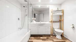 Shower, hair dryer, towels - Serenity on the Esplanade - walk to town (Queenstown)