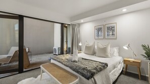 2 bedrooms, iron/ironing board, WiFi, bed sheets - Serenity on the Esplanade - walk to town (Queenstown)