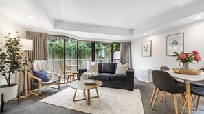 Smart TV, fireplace - Serenity on the Esplanade - walk to town (Queenstown)