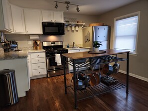 Kylskåp, mikrovågsugn, ugn och spishäll