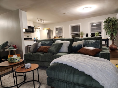 Smart TV. Cozy 2 bd/1ba upper apt -Free WIFI, parking -1mi to Geneva 3rd & Chicago Metra