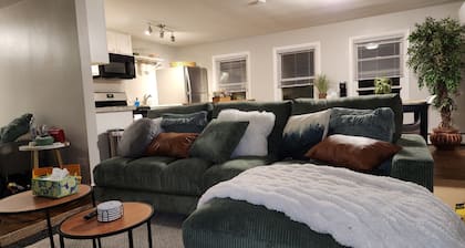 Cozy 2 bd/1ba upper apt -Free WIFI, parking -1mi to Geneva 3rd & Chicago Metra