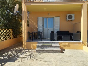 Terrace/patio - Apartment in front of the beach (la caletta, Sardegna)