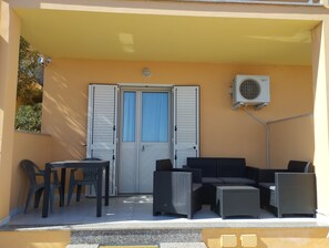 Outdoor dining - Apartment in front of the beach (la caletta, Sardegna)