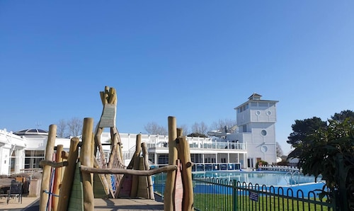 Charming 3-bed Holiday Home in Poole, Rockley Park