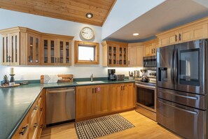 Fridge, microwave, stovetop, dishwasher - Old Town Bliss Park City Retreat (Park City)