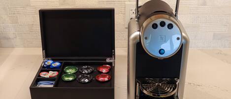 Eine Kaffeemaschine mit integriertem Mahlwerk und einem Kaffee-Pad-Halter für verschiedene Geschmacksrichtungen.