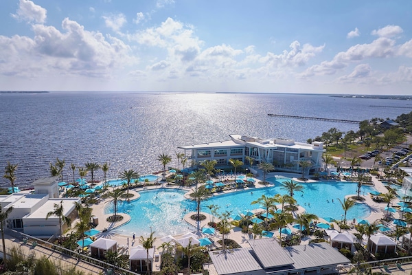 2 piscinas al aire libre, camas de piscina con cargo, sombrillas