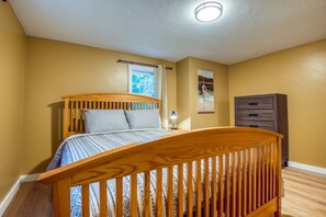5 bedrooms, WiFi, bed sheets - Charming Newly Renovated Home (Ellsworth)