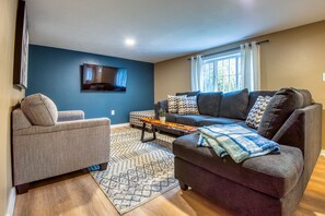 Smart TV - Charming Newly Renovated Home (Ellsworth)