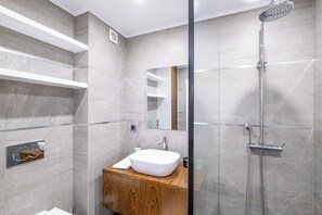 Shower, hair dryer, towels - Benjamin Apartment By Dreamplaces (Guia)