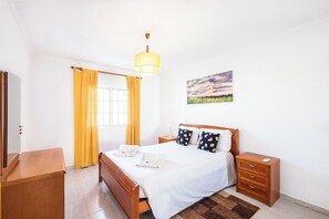 1 chambre, coffre-fort, fer et planche à repasser